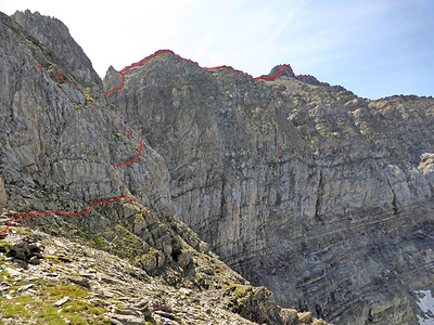 Blick von der Schulter auf dem Nordwestgrat von P. 2702 (nach Querung des Schuttbandes nach Luggen) auf den weiteren Routenverlauf bis zum Haldensteiner Calanda (Gipfelkreuz ist ganz rechts sichtbar).