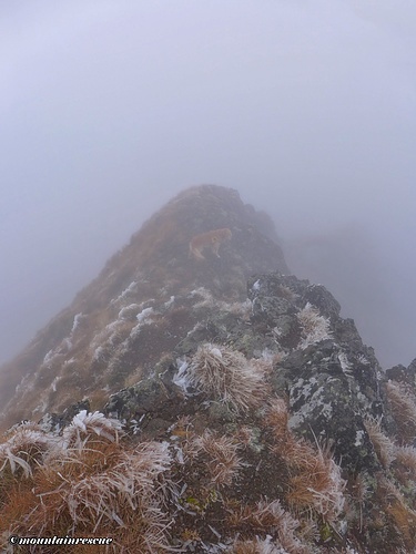 Nebel, schlechte Sicht, Vereisung, Glätte - und ganz schnell kann das zu einer schwierigen Situation am Berg führen!