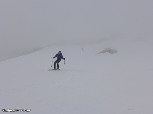Abfahrt im, mehr oder minder, dichten Nebel