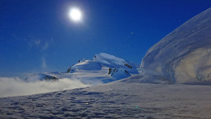 Strahlhorn Bei Nacht Von Der Britannia H Tte Aus Fotos Hikr Org