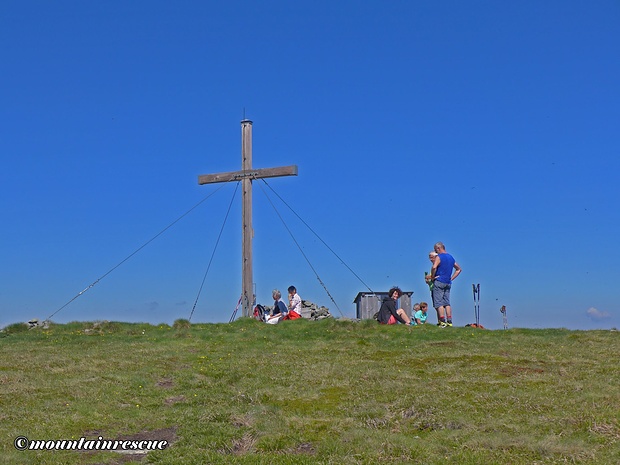 Inzwischen hat auf den Lärchkogel ein Massenansturm eingesetzt ☺ Inzwischen hat auf den Lärchkogel ein Massenansturm eingesetzt ☺