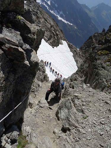 am Ende des Kamins; weitere CEVIs am Absteigen - Fotos [hikr.org]