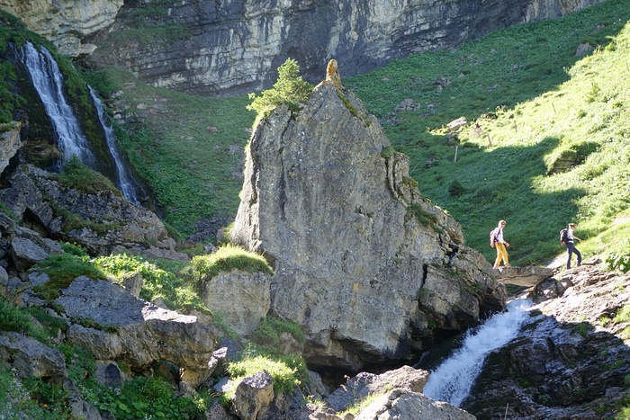 Eine Naturbrücke führt über den Bach. - Fotos [hikr.org]