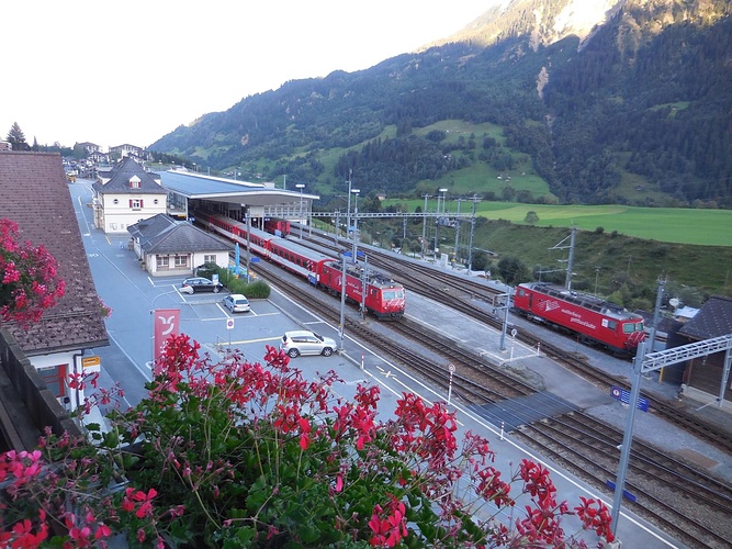 Wartender MGB Zug Nach Andermatt Im Bahnhof Von Disentis Hikr Org