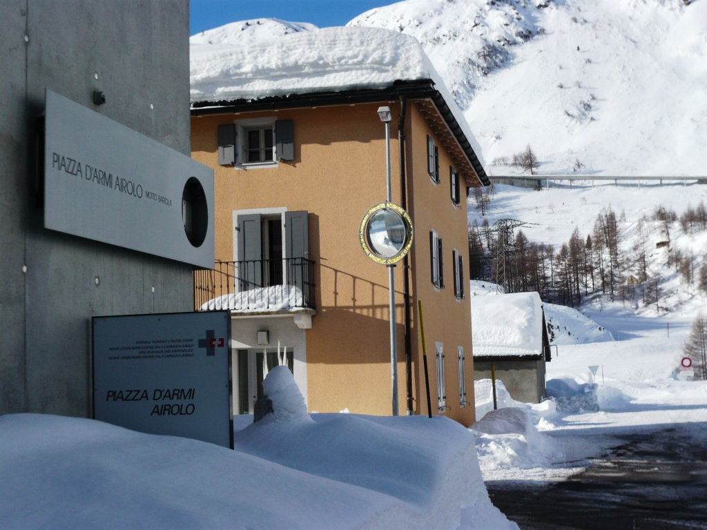 Motto Bartola ob Airolo Waffenplatz und im Hintergrund...
