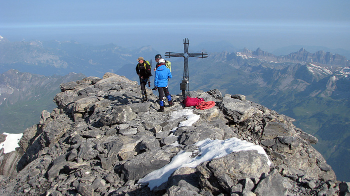 Das Gipfelkreuz des Gross Schärhorn Fotos hikr org