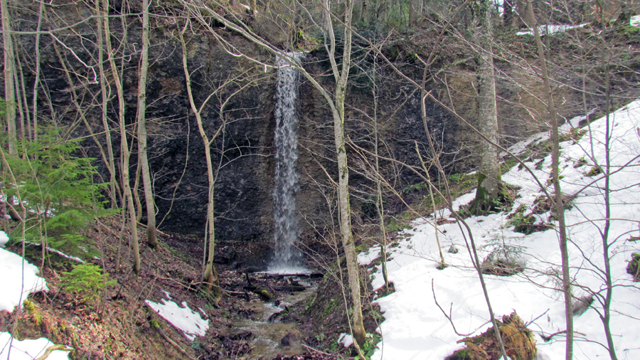 Ein erster Wasserfall im vorderen Tösstal Fotos hikr org