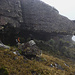 Diese riesige Lavaplatte bildet eine Höhle, die wir natürlich sogleich erkunden