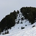 Drei Tourengänger versuchen den Gipfel mit Skier zu bezwingen.