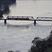 der Zug aus Straubing rauscht über die Donau