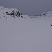 In dieser Mulde zweigt rechts die Route zum Grieskogel ab. Der Anstieg zum Kreuzjoch erfolgt über die Rampe rechts der Mulde.