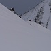 Skidepot wenige Meter unterhalb des mit krummen Wegweisern geschmückten Kreuzjochs