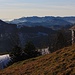 Aussicht von der Hundwiler Höhi (1305,7m) nach Westen zu den Hügeln des Zürcher Oberlandes.