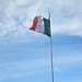 die italienische Flagge steht aufgebläht im Wind 