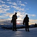 Unterwegs in angenehmer Begleitung - meine Bergfreunde Stefan und Maxl als Scherenschnitt vor der aufgehenden Sonne.