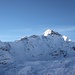 <b>Primo sguardo al Pizzo Tambo (3279 m), la fotostar di giornata.<br />Da Tanatzhöhi affronto la prima discesa lungo la pista battuta fino all’Alpe Tambo (2032 m).</b>