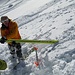 Une pelle pour un ski perdu dans la poudreuse
