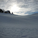 Ich hatte nicht erwartet, dass wir gleich ab Postautohaltestelle die Schneeschuhe anziehen könnten. Wir konnten, schöner Pulver und reichlich davon.