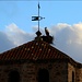 Storch auf dem Kirchturm von Bustarviejo