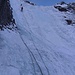 Eine vor uns gestartete Schweizer Seilschaft seilt - wegen des schlechten Eises im oberen Teil - wieder ab.