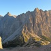 Eindrucksvoll stehen die Berge der Sorapiss-Gruppe über der Forcella Piccola - Punta Sorapiss (3205 m), Cima Bel Pra (2917 m), Cima Scotter (2800 m) und Bastioni (2926 m).