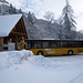 Postauto fährt auf die Kemmeribodenbrücke - die Verbindung nach Schangnau und Escholzmatt im Entlebuch
