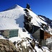 Ausgangspunkt der Skihochtour ist das Plateau vom Jungfraufoch (3454m). Auf dem höchsten Punkt der Forschungsstation steht das Sphinxobservatorium (3571,5m).