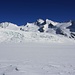 Der Eisabbruch vom Ewigschneefäld auf den Konkordiaplatz. Darüber stehen die Gipfel (v.l.n.r.) Gross Fiescherhorn (4048,8m), Hinter Fiescherhorn (2025m), Klein Grünhorn (3913m), Gross Grünhorn (4043,5m) und Grünegghorn Vorgipfel (3787m).