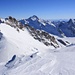 Gipfelaussicht von der Äbeni Flue (3962m) nach Osten zum benachbarten Gletscherhorn (3983m). Dahinter ist der höchste Berner, das Finsteraarhorn (4273,9m).