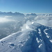 im Südwesten ein Panorama von der Birkarspitze (links) über Östliche Karwendelspitze bis zur Zugspitze (rechts)