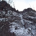 Tornando a valle il Pizzet mi sorveglia dall'alto; una cascata congelata in fase di caduta.