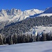 Das Panorama weitet sich schon unterhalb der Alp Valpun. Links sind die wuchtigen Gipfel Drusenfluh (2827m) umd P.2814m der Drusentürme (2552m), in der Mitte der Schafberg (2456m) und rechts das Chüenihorn (2413m).