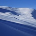 Beim nordwestlichen, wenig selbstständigen Chrüz-Vorgipfel Gafäll (2044m) sind Schneeschuhgänger auf dem Grat zu sehen. 
