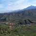 Das Dorf El Palmar. Hinten der Teide. Der kleine Berg neben dem Dorf ist durch Rohstoffabbau, der bis ins 20. Jahrhundert stattfand, stark verunstaltet.