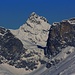 Aussicht vom Chrüz (2195,7m) im Zoom durch des Pass Schweizertor (2137m) ins österreicherische Vorarlberg mit der schönen Pyramide Zimba (2643m).