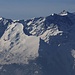Aussicht vom Chrüz (2195,7m) im Zoom zur Haldensteiner Calanda (links; 2805,7m) und zum höchsten Gipfel Sankt Gallens, dem Ringelspitz / Piz Barghis (rechts; 3247,4m).