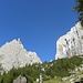 Rif.O.Falier,2100m, am Fusse des Fonch de Ombretta, 2653m, Passo Ombretta(2700m) muss etwas im Bildmitte sein.