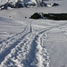 Ordentlich sind wir Schweizer schon: links die Skispur, rechts die Schneeschuhspur, mitte links die Abzweigung für eilige Schneeschuhläufer.