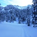 Genau in der Bildmitte geht es durch die Schneise hoch und nach rechts weg.