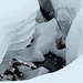 Il ruscello si fa spazio nella neve