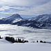 Blick von der Alp Mittelsäss auf das Nebelmeer über dem Churer Rheintal. Darüber dominieren Calanda-, Ringel- und Taminagebirge