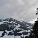 am Morgen: der Himmel grau, unangenehmer Wind und leichter Schneefall
