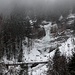 Eisfälle auch oberhalb der Bahnlinie;<br />die Nebel-Wolkendecke liegt noch über uns