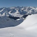 Unberührte Schneelandschaft, links hinten grüsst der Mont Blanc