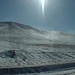 Auf der Fahrt zwischen Golmud und Lhasa, draußen minimale Schneemengen und der Qinghai-Tibet-Highway, auf dem auch jetzt im Winter gelegentlich Lastwagen verkehren