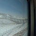 In einer Linkskurve sehen wir gerade noch die beiden Diesel-Loks, die den Zug Richtung Lhasa ziehen