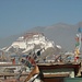 Der Potala vom Dach des traditionsbehafteten Yak-Hotels. Die Berge im Hintergrund sind über 5000m hoch und können bestiegen werden