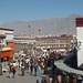 Blick auf den Barkhor-Platz (im Hintergund) sowie einen kleinen Teil des Jokhang-Tempels (rechts). Beachte: derartige Heiligtümer werden, tibetischer Tradition entsprechend, IM Uhrzeigersinn umrundet !