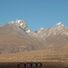 Kurz hinter Lhasa beginnt die Fahrt auf dem Friendship Highway nach Westen, Richtung Xigatse: plötzlich stehen uns in der Morgensonne diese beiden (heiligen?) Sechstausender gegenüber