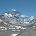 Am Ziel der Reise: Kurz vor dem Basislager, am Fuße des Everest. "Nur" noch 3500m bis hinauf - wenn man hier steht, ist die Versuchung übermächtig: ein besserer Nachmittagsspaziergang bis zum Gipfel !? Rechts lugt über den Grenzpaß Lho La zu Tibet der Nuptse herüber